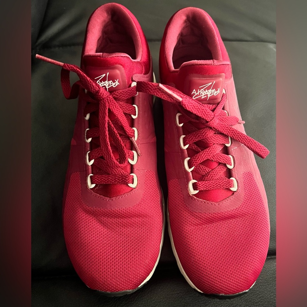 Nike Air Max Zero: Burgundy Women’s Athletic Shoes: Size 10